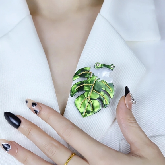 VQ Frog Brooch - Picture 2 of 6